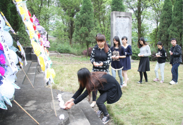 学生代表们在马君武先生墓前敬献小白花