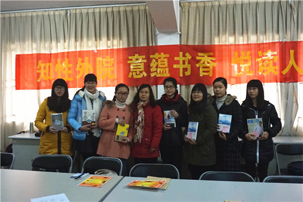 院长与获奖同学合影