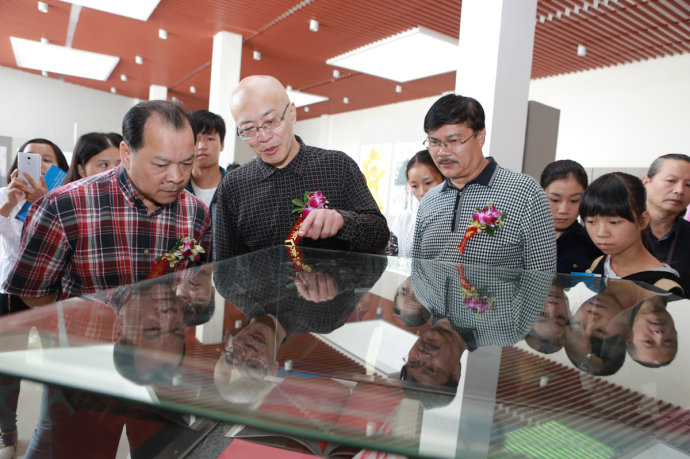 刘晓翔老师现场介绍自己的作品