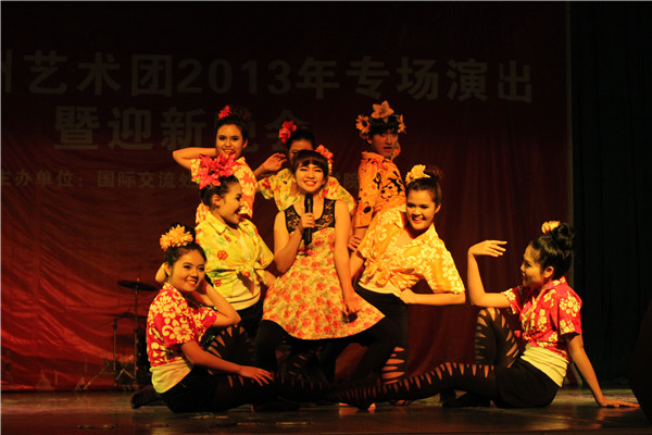 泰国留学生表演《阿妮啦》