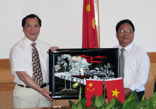 两校领导互赠礼品。                    </div></div></article>
                    </div>
                    <div id=