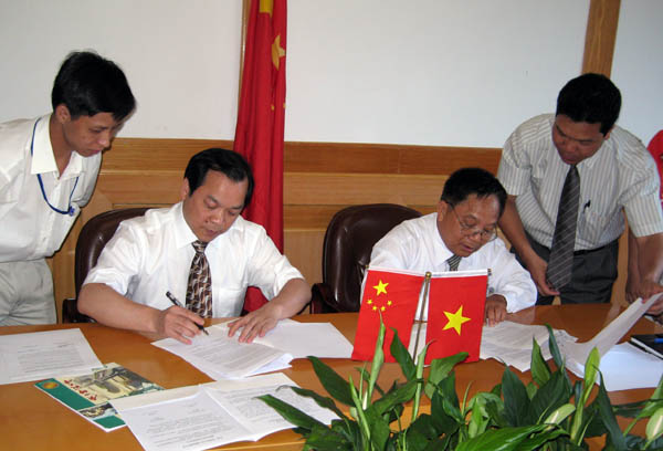 科能政副校长（右二）与我校白哓军副校长签署两校协议。