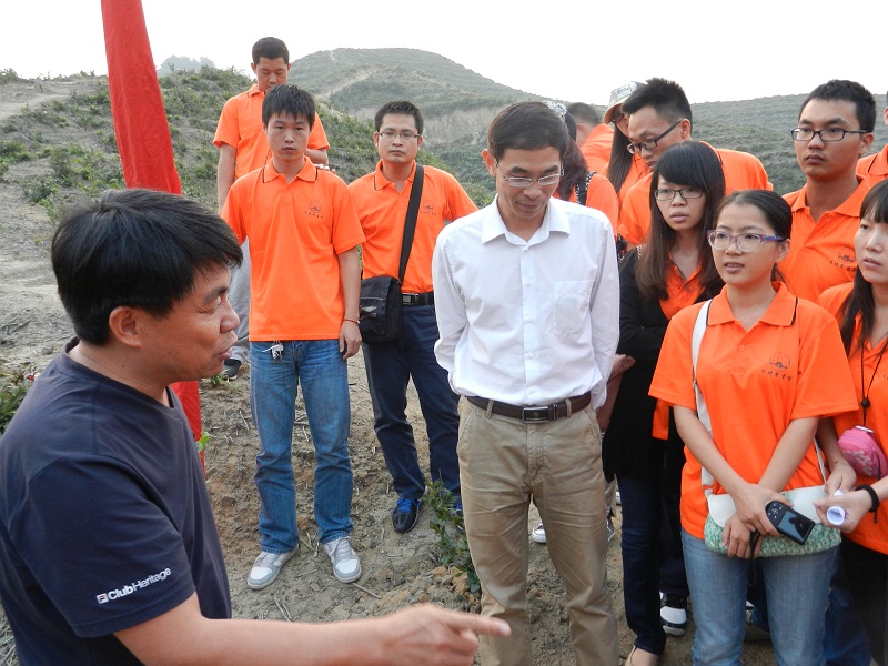 研究生干部们在文洞村油茶产业基地考察