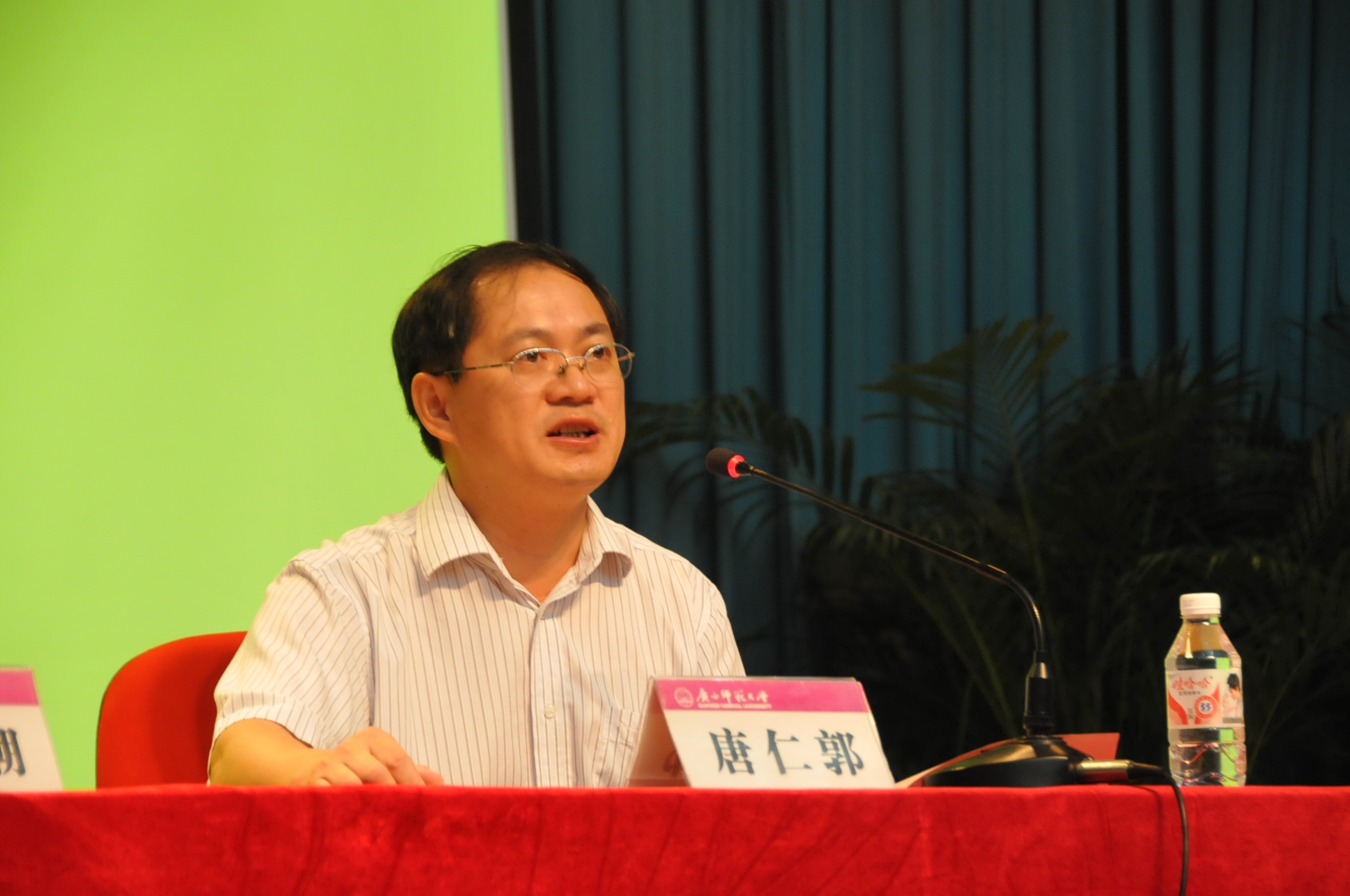 唐仁郭副书记主持报告会 </div></div>
<!--新闻内容结束-->
<div class=