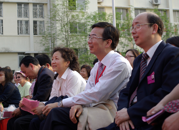 梁宏校长(右二)到场观看留学生才艺展示活动。