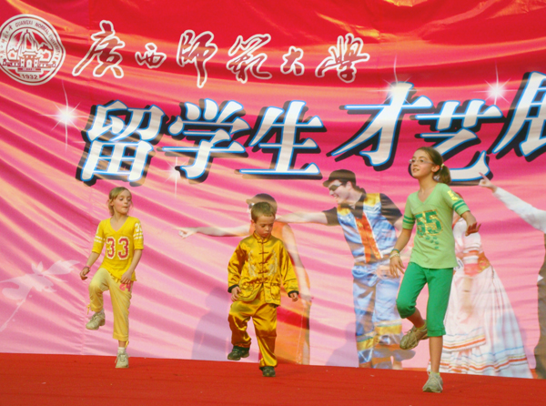 美国Murphy三兄妹表演舞蹈《Cha Cha Slide》。