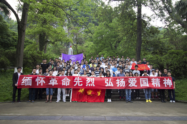 四校联合祭扫活动合影