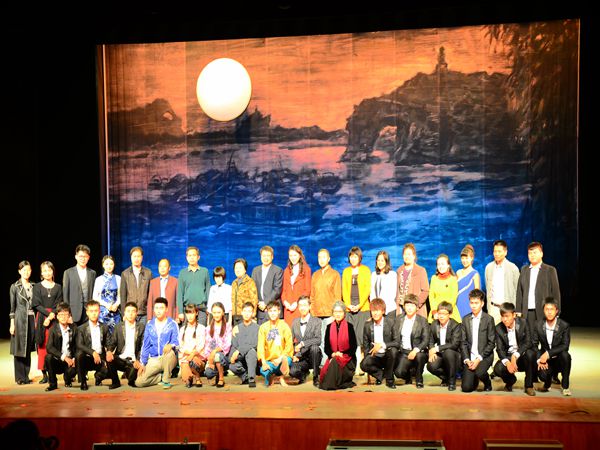 全体演员与领导合影 (卢冠光 摄)