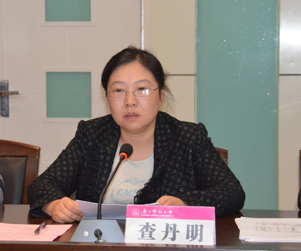 校党委副书记查丹明汇报我校青年教师思想政治工作开展情况