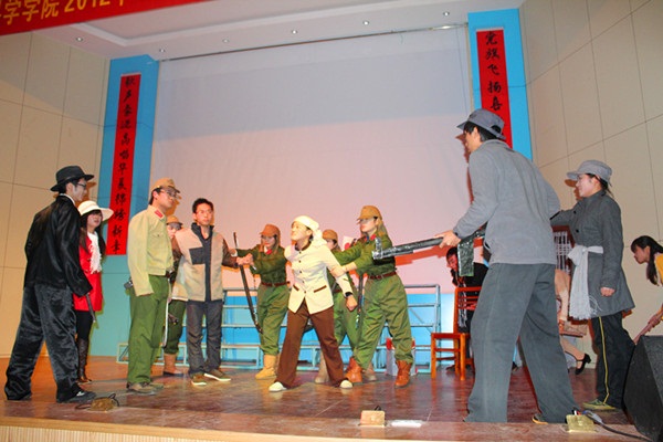 精彩的话剧重现当年峥嵘岁月