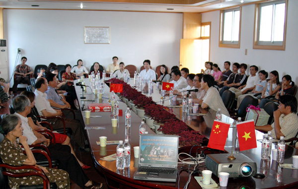 我校有关负责人及部分学生代表与到访的越南代表团座谈。