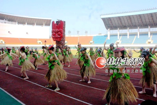秀峰区的桃花湾傩舞表演方阵