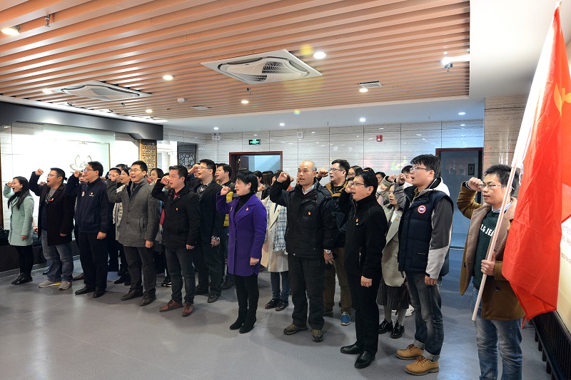 参加活动的全体党员重温入党誓词.jpg