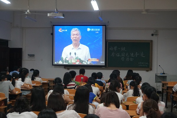 生科院观看李保国同志先进事迹的视频