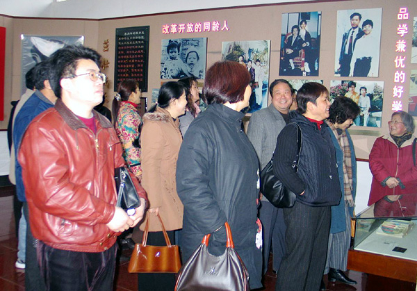 与会人员参观了李向群纪念馆。