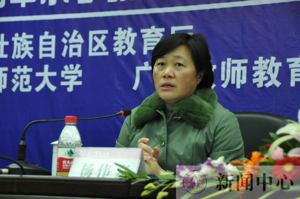 自治区教育厅副厅长杨伟嘉在论坛上作报告（学生记者 邓永霞摄）