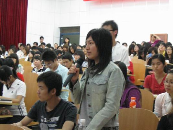 同学们向陈教授请教
