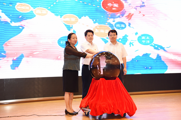 共青团广西区委书记李楚，广西师范大学党委书记王枬，中共桂林市市委常委、组织部部长李国忠共同启动广西青年社会组织东盟合作发展基金.jpg