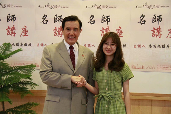 6. 马英九先生在台湾东吴大学“溪城讲堂”上与我校同学合影.jpg