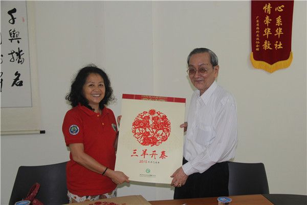 玛琅国立大学孔子学院中方院长覃小禾老师向报社赠送新春挂历