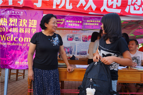 王枬书记与新生交谈（奉偲茗 摄）