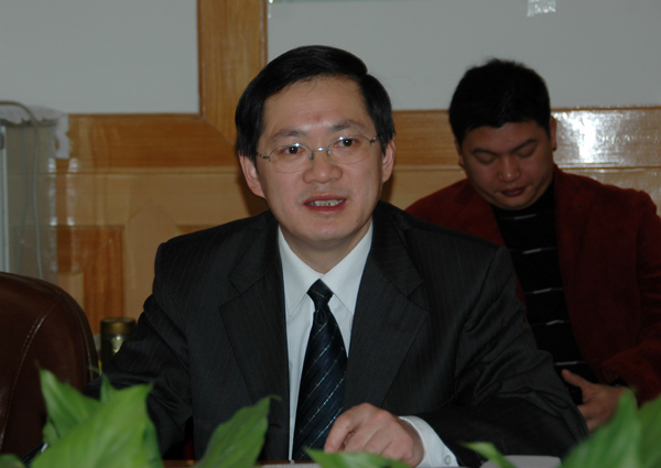 校党委唐仁郭副书记在会上汇报情况。