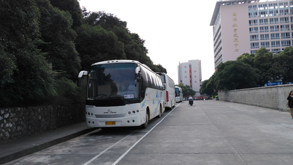 规范校车固定停放