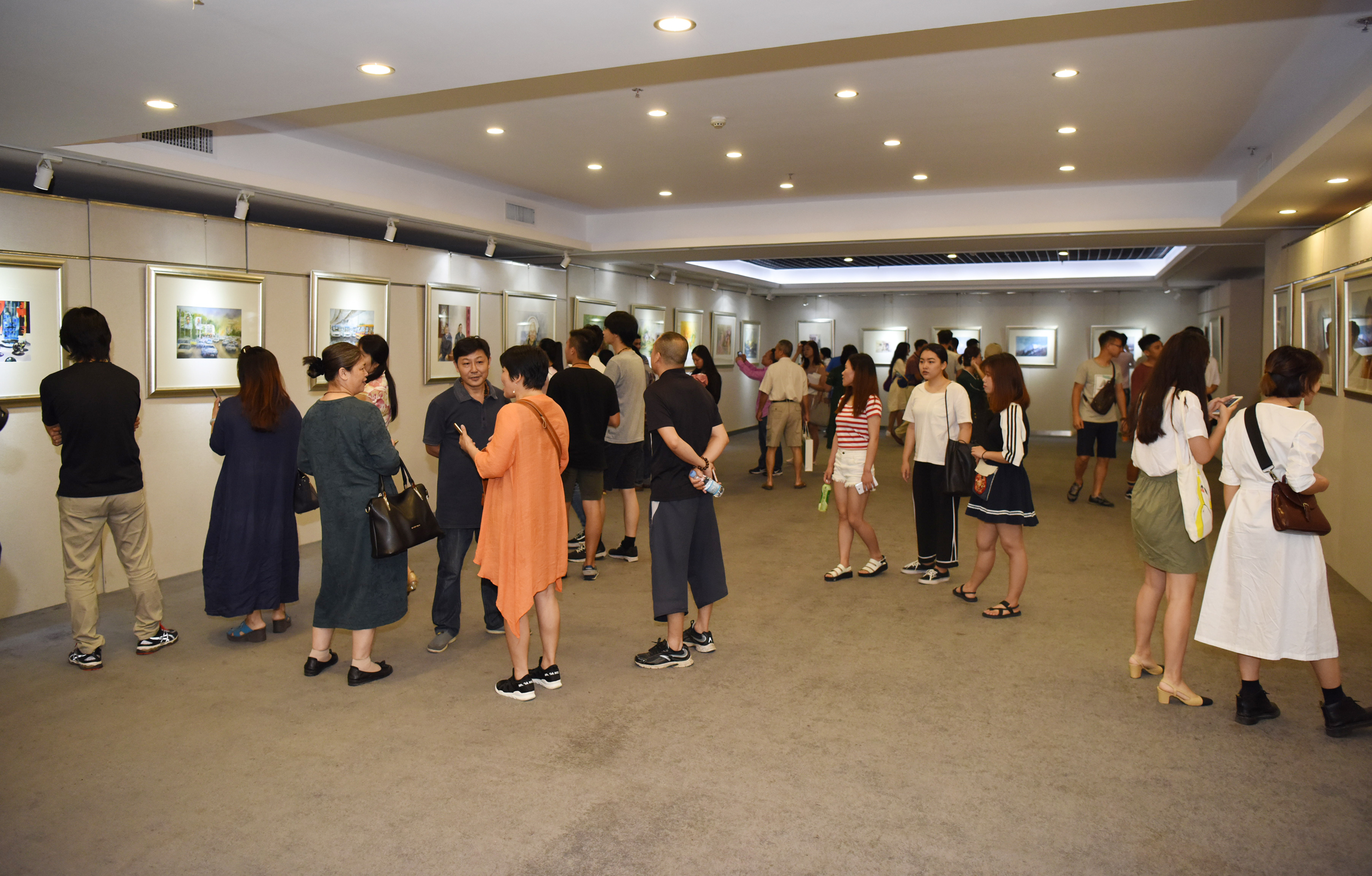 观众参观展览.jpg