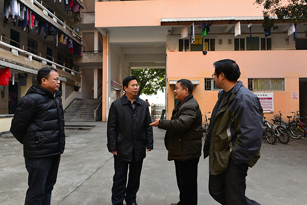 副校长覃卫国一行到学生宿舍检查安全情况