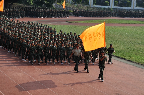 新生方块队通过主席台接受检阅（                    </div></div>
                                <!--新闻内容结束-->

                                <div class=