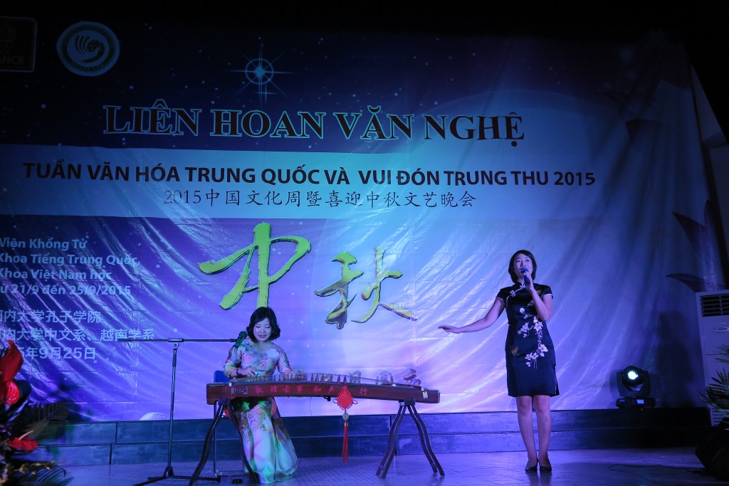 河内大学中文系教师怀芳、清玄表演古筝弹唱“荷塘月色”