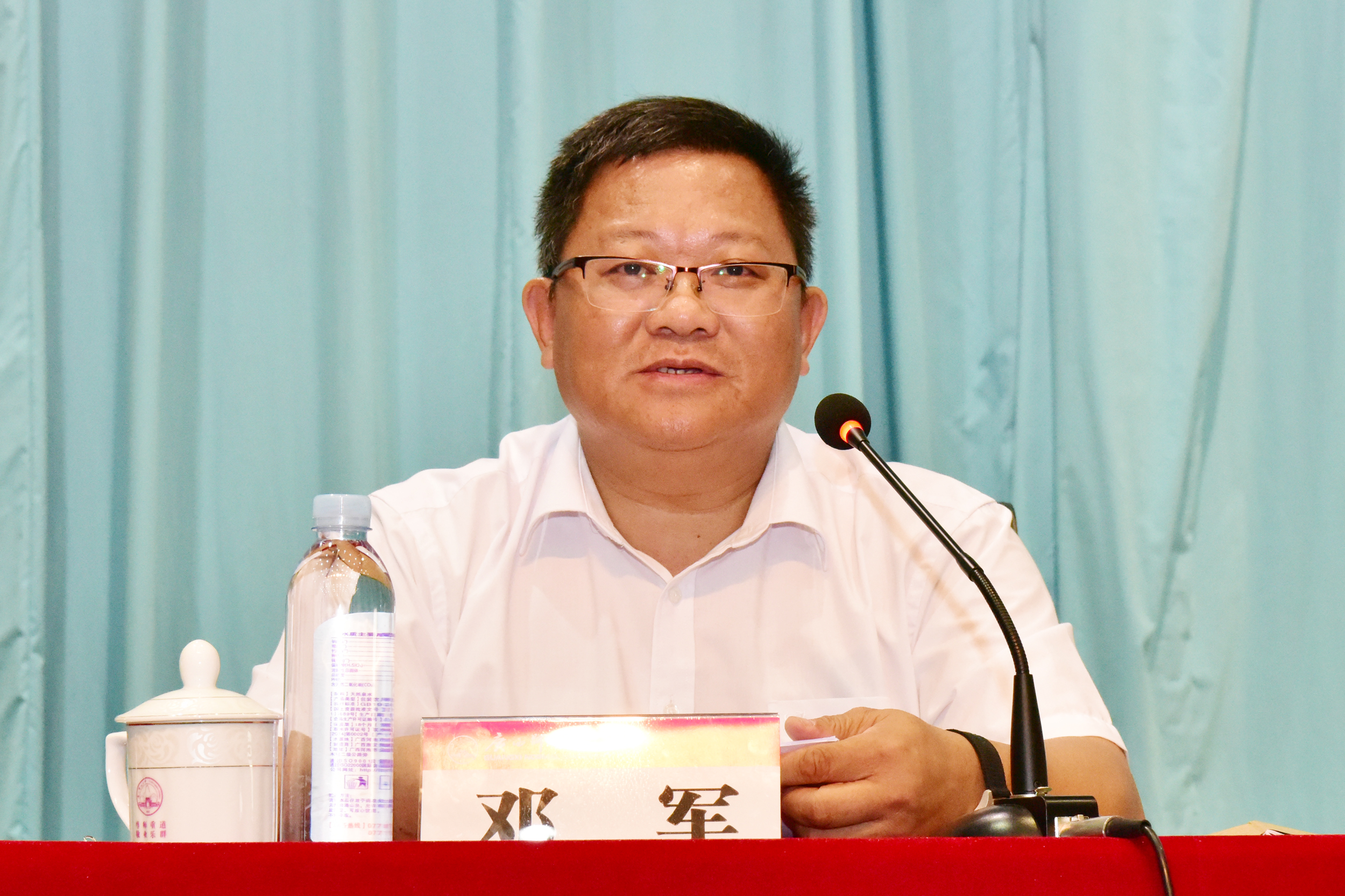 邓军书记作报告9.jpg