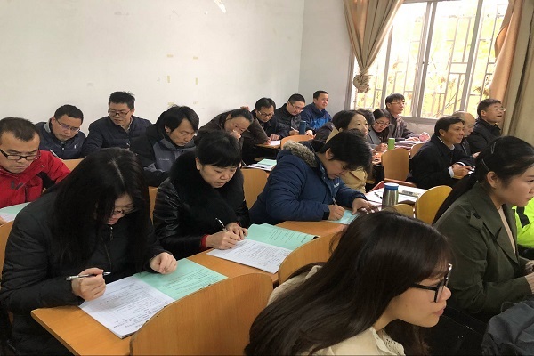教学观摩组在现场聆听授课.jpg