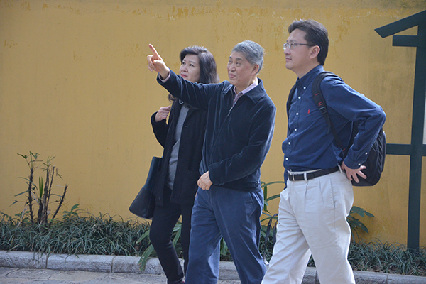 正在讲解孙中山纪念碑“中山不死”的题字内容