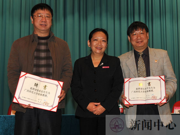 王枬书记(中)代表我校向石伟平(右)、曹勇安两位国内职教界知名教授颁发我校客座教授聘书