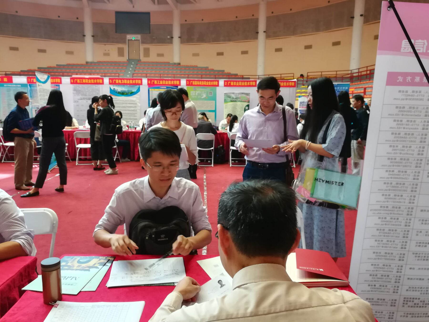 华南理工大学招聘会现场1.jpg