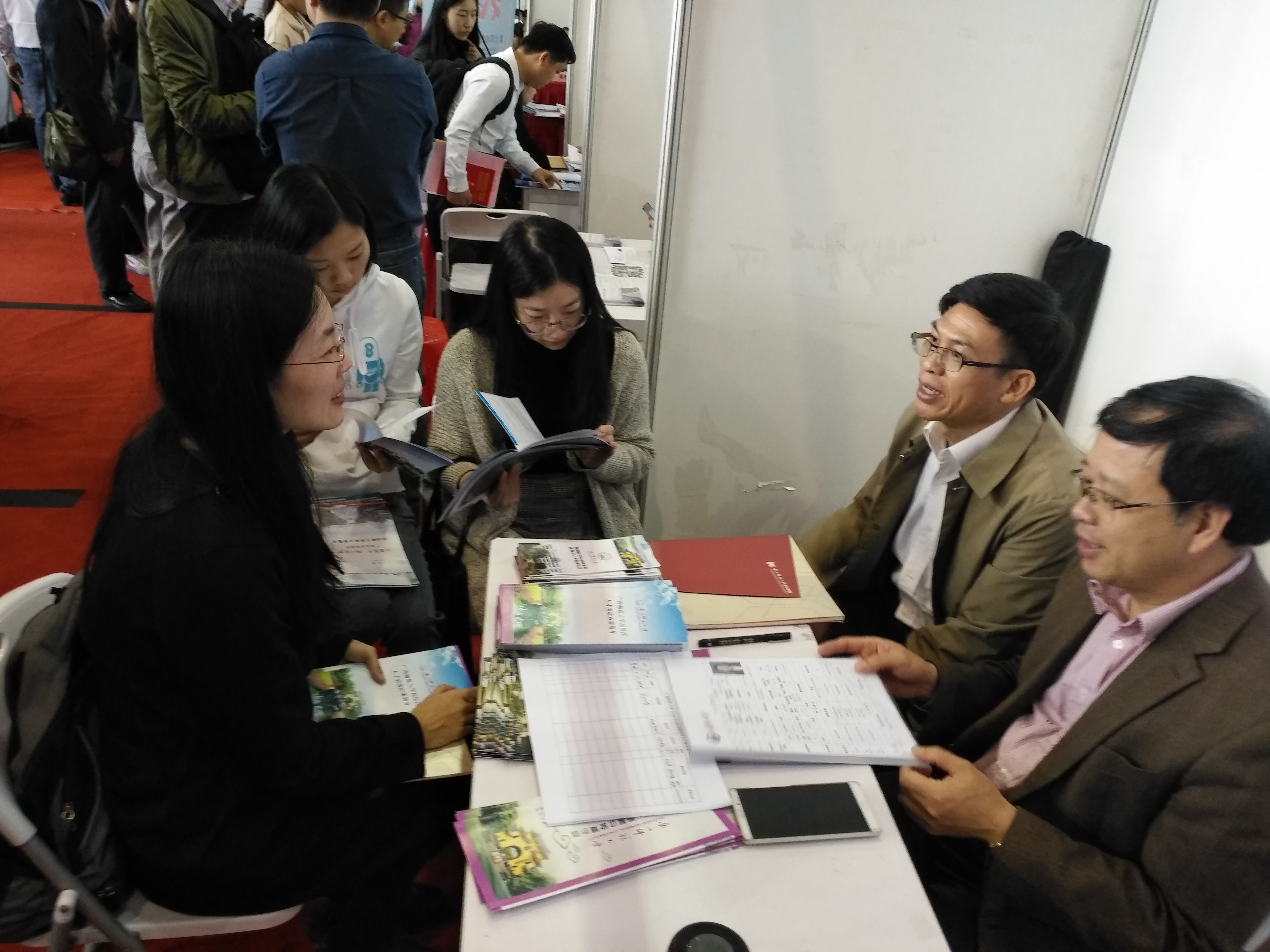 武汉大学招聘会现场2.jpg