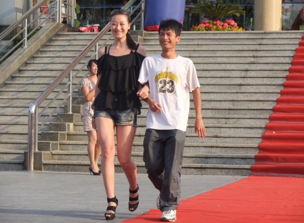 我校设计学院服装表演专业同学(左)与观众现场互动