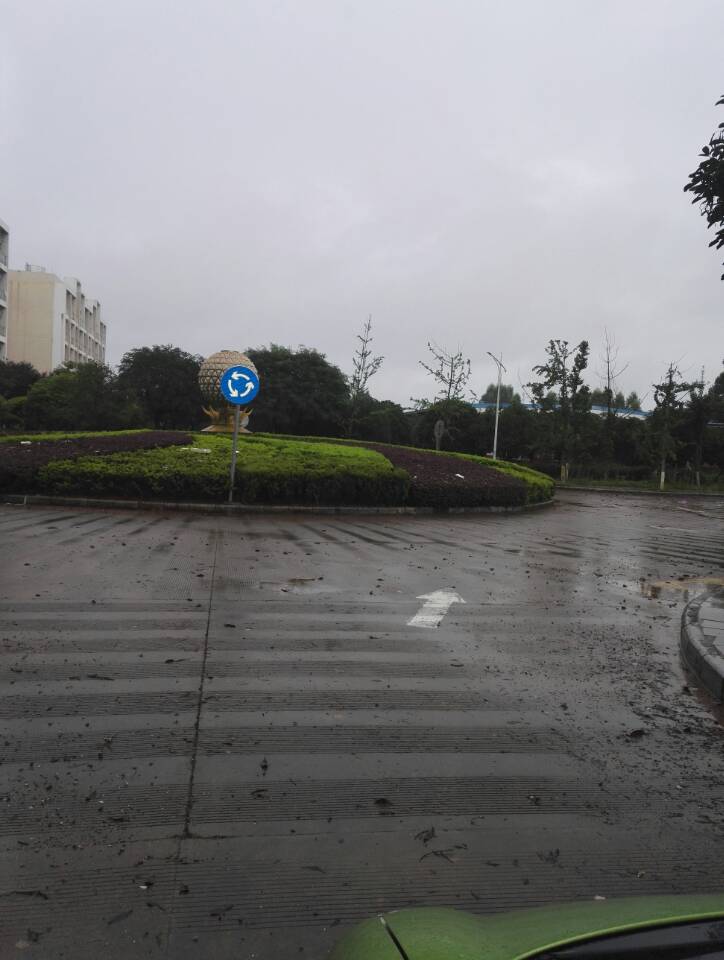 三期学生公寓前圆盘，.jpg