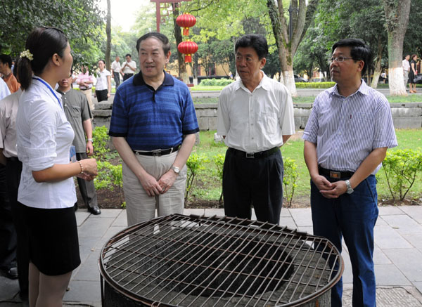 蒋树声副委员长（右三）在考察王城校区的福泉井。