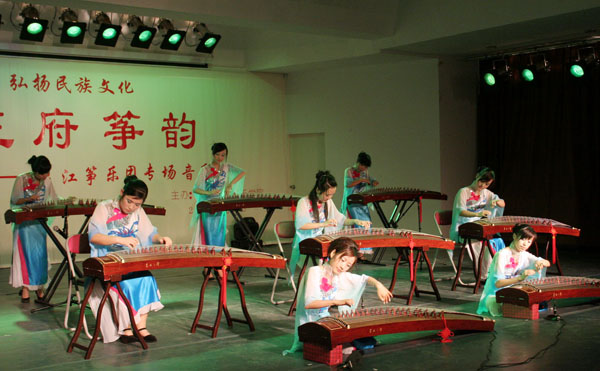 筝弹唱《渔舟唱晚》。