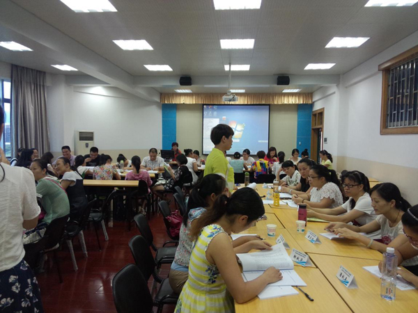 参加区培计划广西小学教师课堂教学改革能力提升培训的学员分组研讨