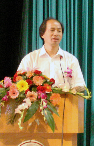 易忠副校长致辞。