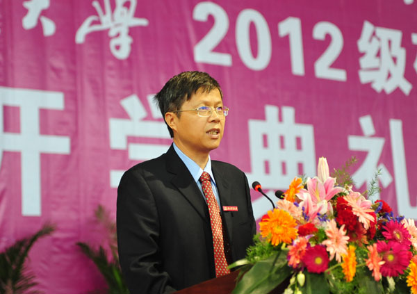 罗晓曙老师作为教师代表在开学典礼上讲话