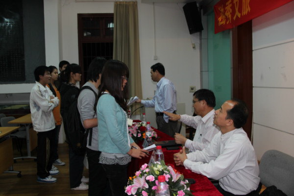 文旅学院学子与中学校长面对面现场交流互动