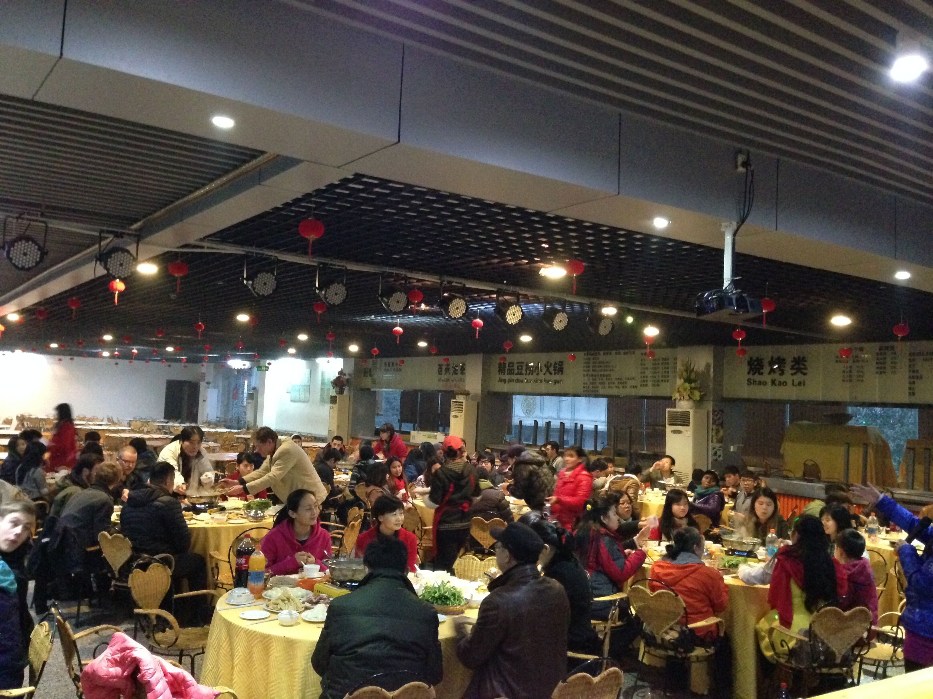 留学生们快乐享受美食