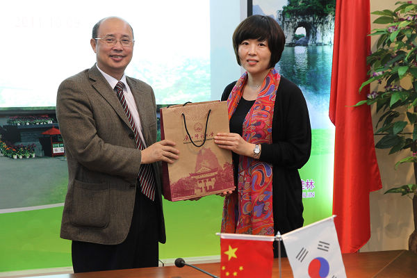 蔡昌卓副校长（左）代表我校和韩国客人互赠礼物