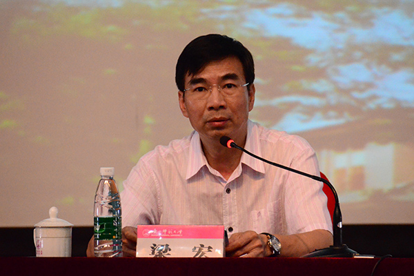 校长梁宏作题为《深化收入分配制度改革 为学校科学发展提供新动力》的报告