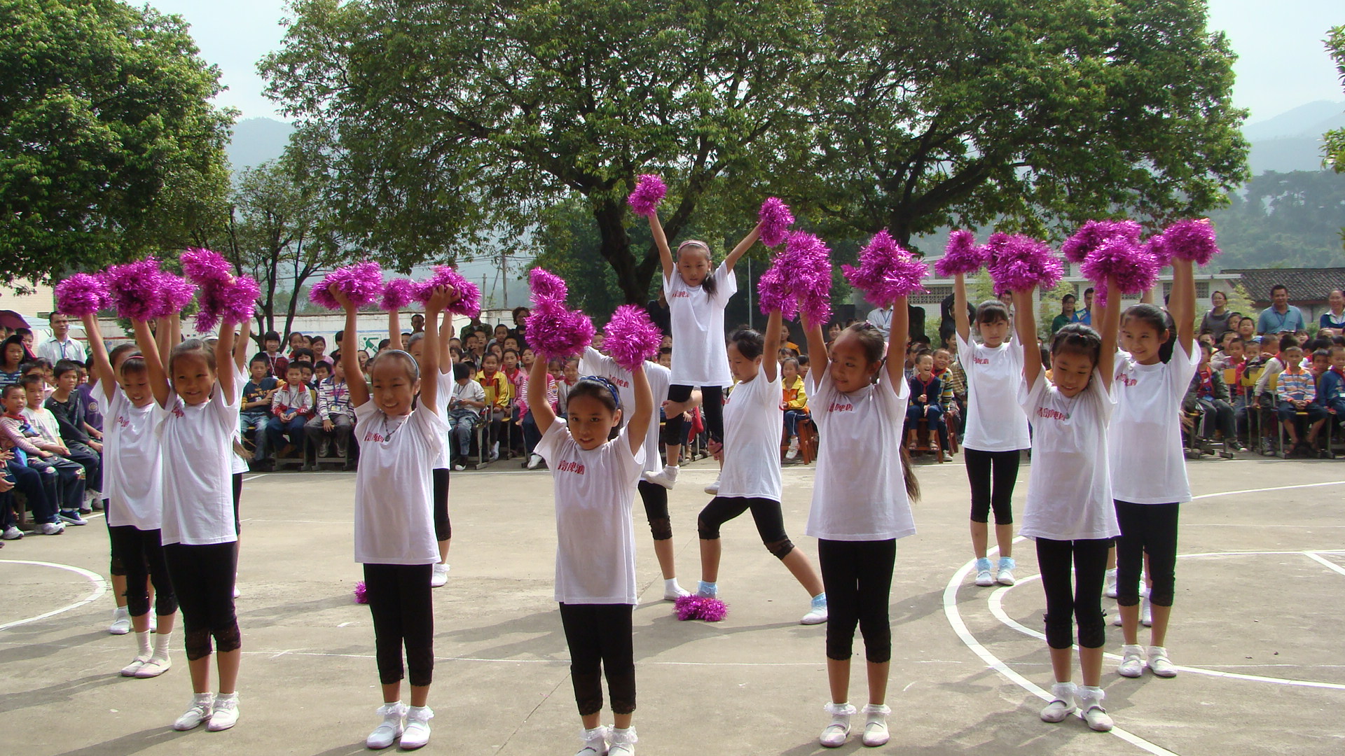 经过体育学院支教老师的培训后，当地小学生能组队表演啦啦操
