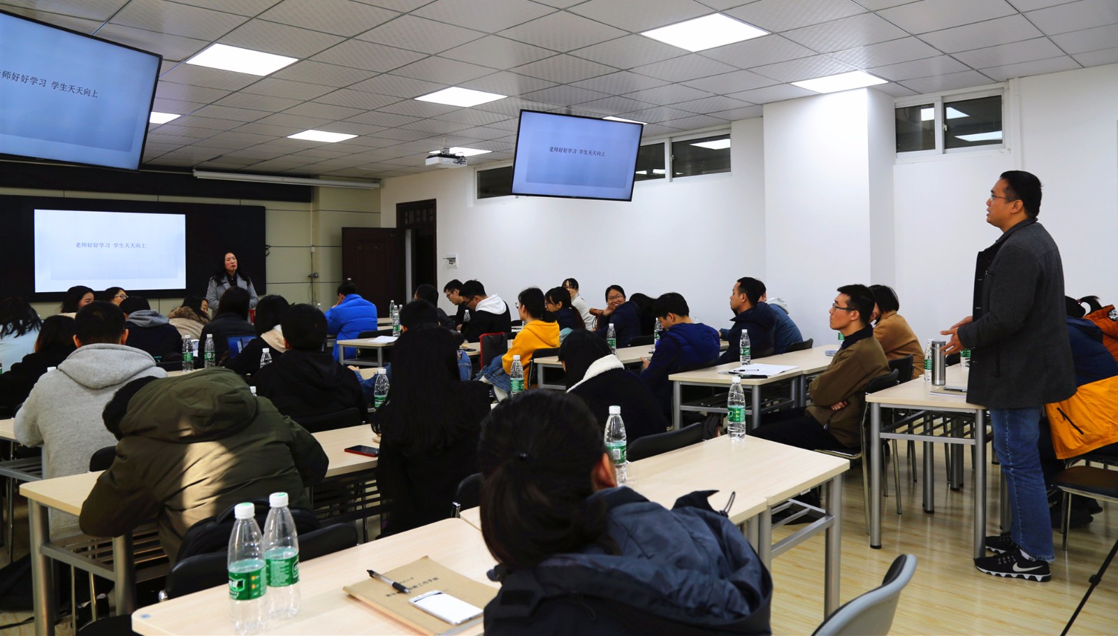 青年教师向周老师请教_副本.jpg 青年教师向周老师请教_副本.jpg